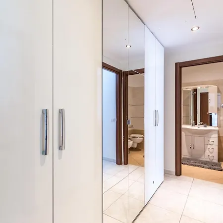 Stupendo Trilocale Posto Auto Gratuito - Wifi & Netflix Apartment